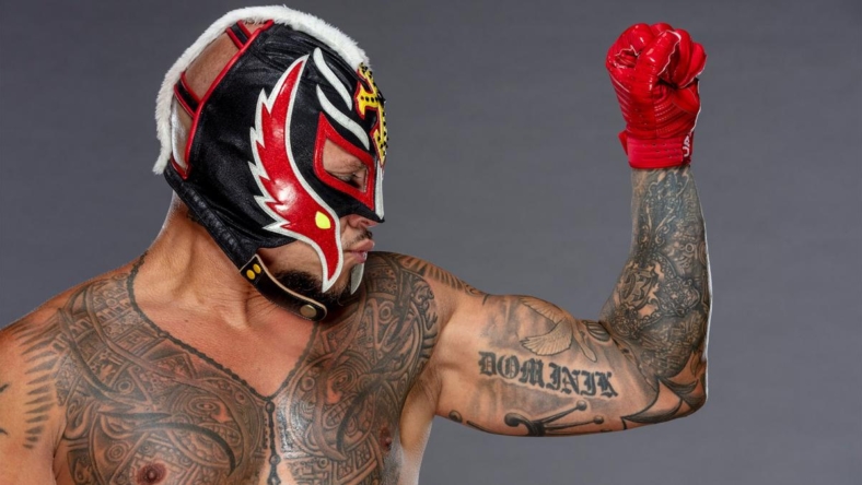 Rey Mysterio Re-Signs WWE