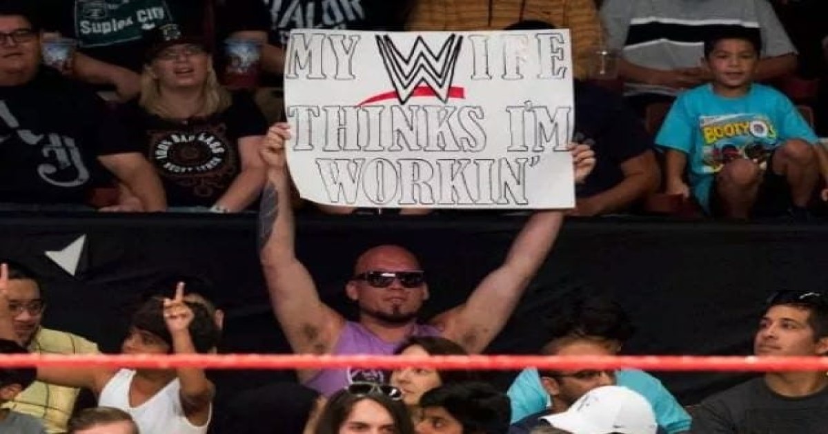 WWE Fan Signs Raw/SmackDown